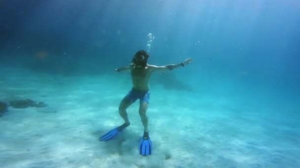 Imágenes Video Joven Confiado Usando Equipo Snorkel Mientras Nadaba Nuevo — Vídeos de Stock