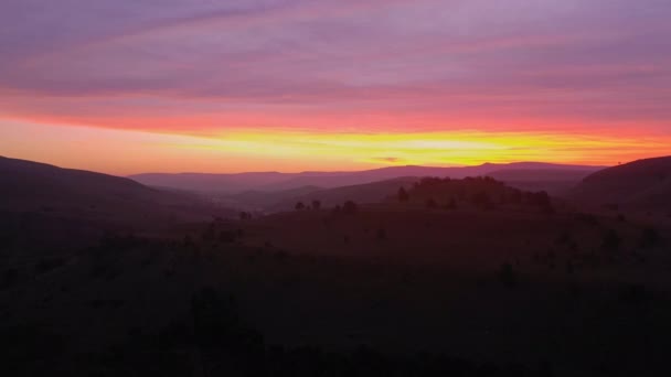 Videobeelden Van Een Prachtige Zonsondergang Boven Een Majestueus Landschap — Stockvideo