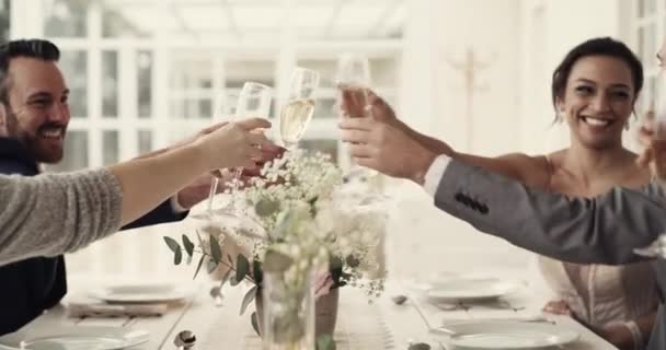 Vidéo Couple Jeunes Mariés Affectueux Portant Toast Avec Leurs Invités — Video