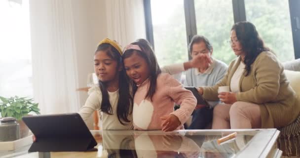 Meninas Brincando Com Tablet Digital Sala Estar Com Seus Avós — Vídeo de Stock