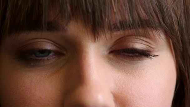 Detailní Záběr Ženy Modrýma Očima Pozadí Tmavého Studia Uvědomělá Humanitární — Stock video