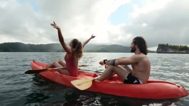 Video Footage Affectionate Young People Canoeing Lake — Video Stock