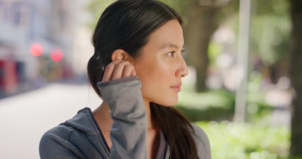 Retrato Una Joven Activa Escuchando Música Podcast Auriculares Ajetreada Ciudad — Vídeos de Stock