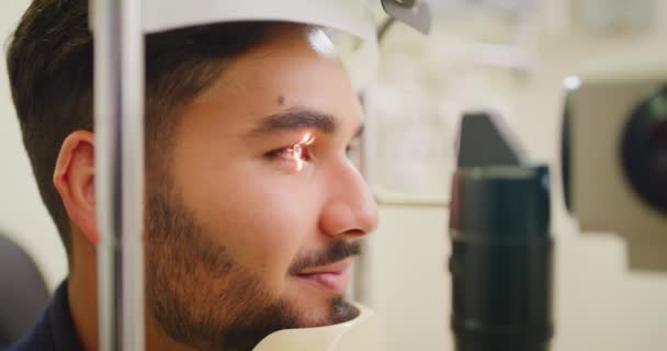 Male Patient Doing Eye Test Optometry Machine Closeup Young Man — Stockvideo