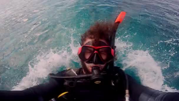 Video Filmación Joven Guapo Usando Equipo Buceo Sumergiéndose Agua Raja — Vídeos de Stock