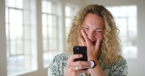 Kompozyt Śmiejącego Się Człowieka Piszącego Przez Telefon Przeglądającego Media Społecznościowe — Wideo stockowe
