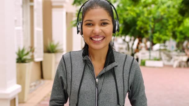 Retrato Una Mujer Activa Escuchando Música Auriculares Usando Teléfono Exterior — Vídeo de stock