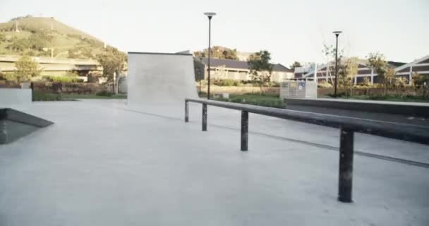 Video Footage Unrecognizable Young Man Out Skating Skatepark — ストック動画