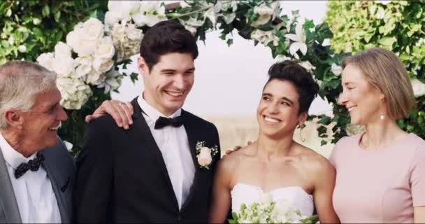 Video Footage Affectionate Young Newlywed Couple Standing Parents Wedding Day — Αρχείο Βίντεο