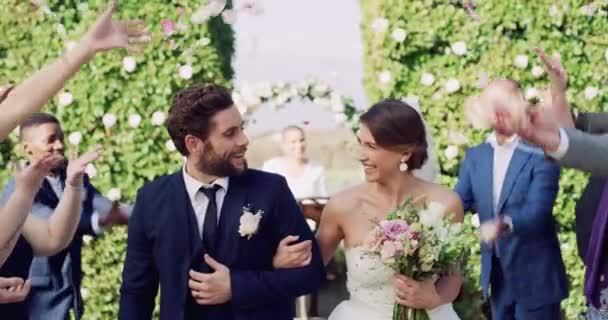 Video Footage Affectionate Young Newlywed Couple Leaving Wedding Venue Guests — Αρχείο Βίντεο