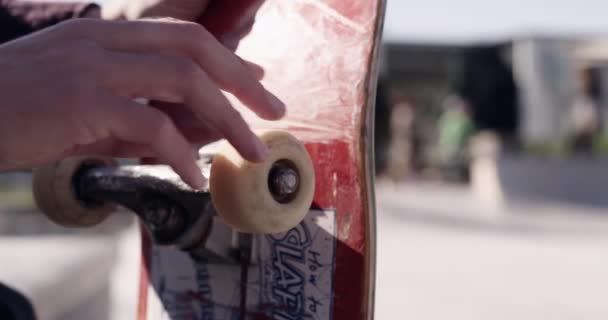 Видео Неузнаваемым Скейтбордистом Вращающим Колеса Скейтборде — стоковое видео