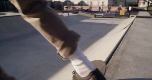 Videofelvétel Egy Felismerhetetlen Fiatalemberről Aki Egy Skateparkban Korcsolyázik — Stock videók