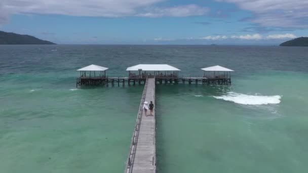 Video Footage Young Couple Walking Wooden Pier While Vacationing Together — Vídeo de Stock