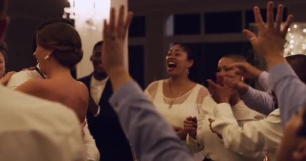 Видеозапись Любящего Молодого Жениха Поднимающего Свою Невесту Время Танцев Своими — стоковое видео
