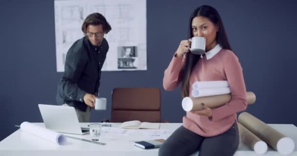 Видеозапись Привлекательной Молодой Женщины Архитектора Пьющей Кофе Современном Офисе Своим — стоковое видео