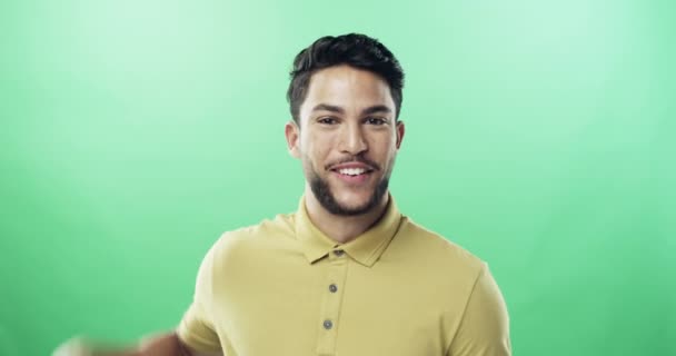 Відеозапис Молодого Чоловіка Який Вказує Зелений Студійний Фон — стокове відео
