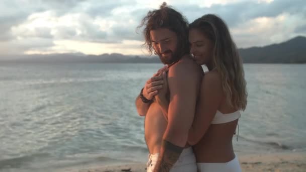 Video Footage Happy Young Couple Embracing Beach Sunset — Vídeo de stock