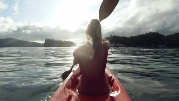 Vídeo Uma Jovem Mulher Irreconhecível Canoagem Lago — Vídeo de Stock