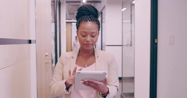 Imágenes Video Una Joven Empresaria Usando Una Tableta Digital Saludando — Vídeos de Stock