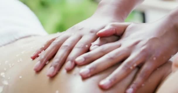 Video Beelden Van Een Vrouw Krijgen Van Een Scrubben Massage — Stockvideo