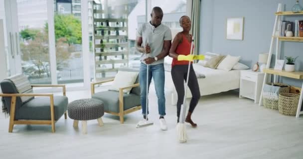 Video Footage Beautiful Young Couple Dancing While Doing House Chores — Vídeo de stock