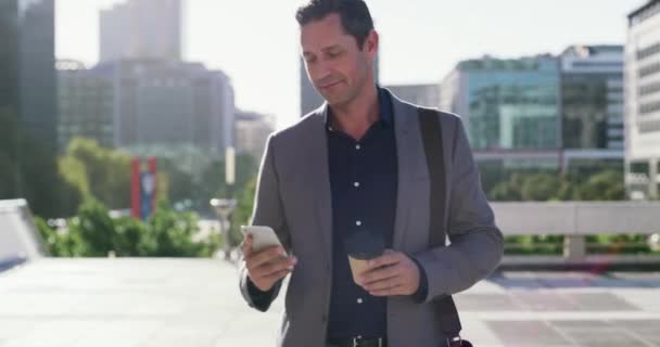 Відеозапис Красивого Молодого Бізнесмена Виходить Вулицю Використовує Свій Мобільний Телефон — стокове відео
