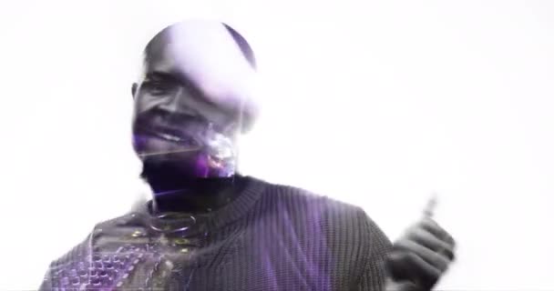 Видеозапись Молодого Человека Танцующего Белом Фоне Наложенная Диджея Музыкальном Концерте — стоковое видео