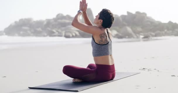 Video Footage Attractive Young Sportswoman Meditating Practicing Yoga Beach — Vídeos de Stock