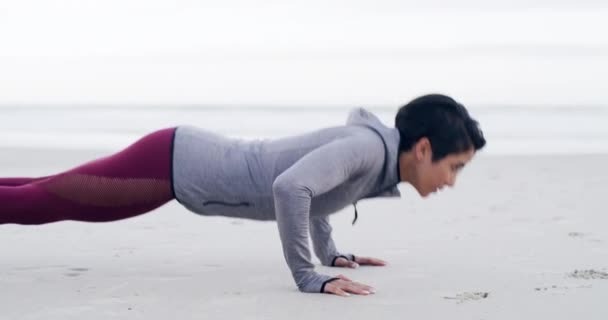 Video Footage Attractive Young Sportswoman Doing Pushups While Exercising Beach — Stockvideo