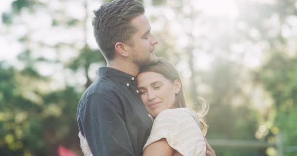 Video Footage Happy Young Couple Embracing Park — Vídeo de Stock