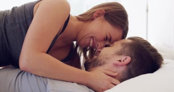 Video Footage Happy Young Couple Sharing Affectionate Moment Bed Home — Vídeo de Stock