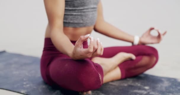 Videomaterial Einer Nicht Wiederzuerkennenden Sportlerin Die Strand Meditiert Und Yoga — Stockvideo