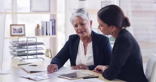 Video Footage Two Businesswomen Sitting Together Office Going Paperwork Discussion — Αρχείο Βίντεο