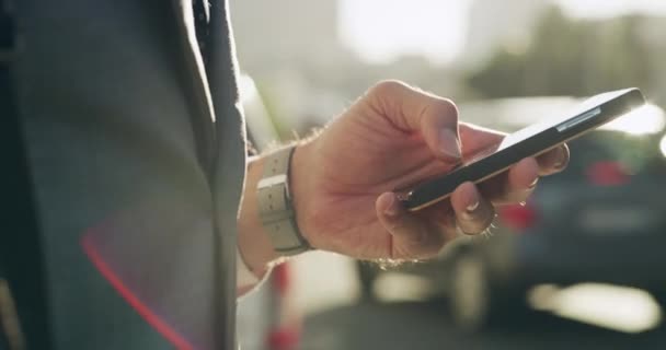 Видеозапись Неузнаваемого Бизнесмена Стоящего Одиночестве Пользующегося Мобильным Телефоном Городе — стоковое видео