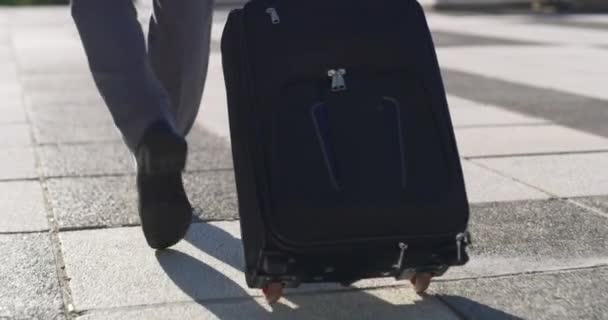 Video Footage Unrecognizable Businessman Walking His Luggage City – Stock-video