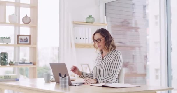 Video Footage Attractive Young Businesswoman Celebrating Her Arms Raised While — Vídeo de stock