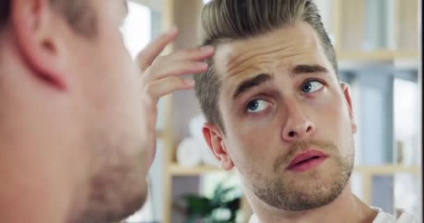 Videomaterial Von Einem Hübschen Jungen Blick Auf Seine Haare Badezimmerspiegel — Stockvideo