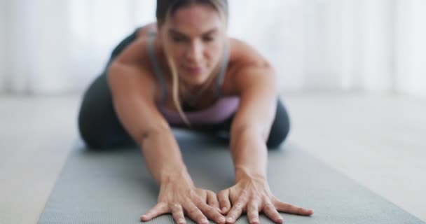 Video Footage Young Woman Doing Yoga Home — 图库视频影像