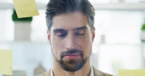 Відеозапис Красивого Молодого Бізнесмена Посміхається Стоячи Його Офісі — стокове відео