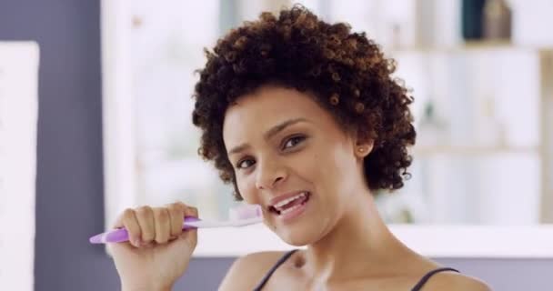 Видеозапись Привлекательной Молодой Женщины Поющей Чистя Зубы Дома — стоковое видео