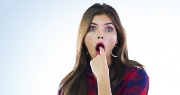 Parmağını Boğazına Sokan Genç Bir Kadının Video Görüntüleri — Stok video