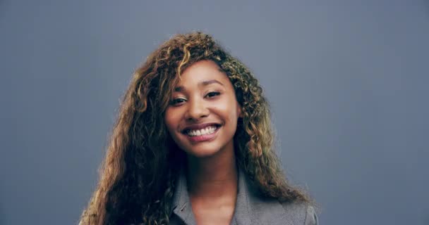 Gri Arka Planda Baş Parmak Gösteren Genç Bir Kadının Video — Stok video