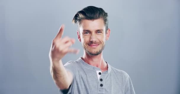 Video Footage Man Showing Hand Sign Grey Background — Vídeo de Stock