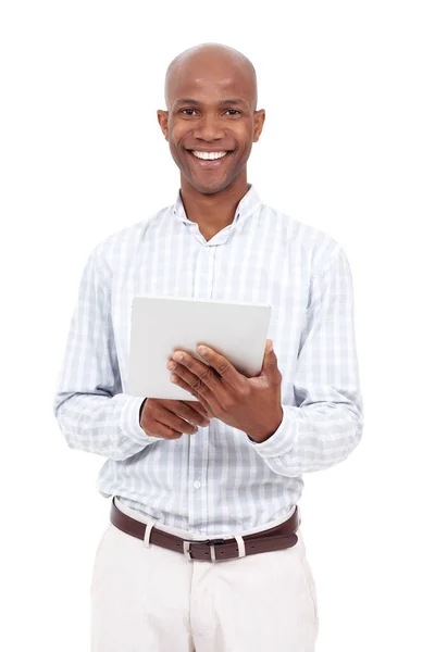 Студійний Портрет Випадково Одягненого Афроамериканця Який Використовує Цифровий Планшет Посміхається — стокове фото