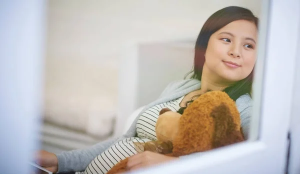 Attractive Young Woman Relaxing Teddy Bear Sofa Home — ストック写真