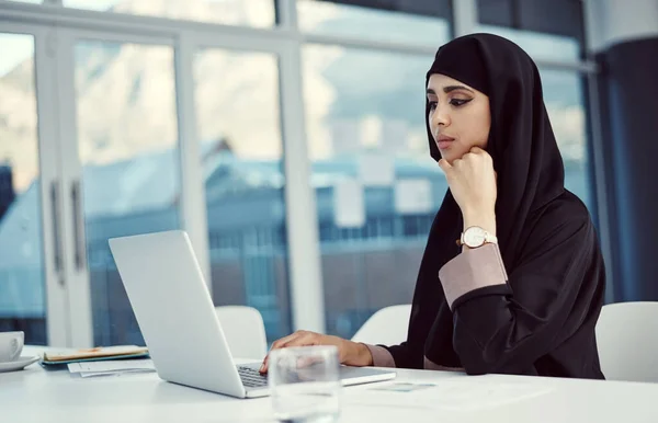 Attractive Young Arabic Businesswoman Working Her Laptop Office — 图库照片