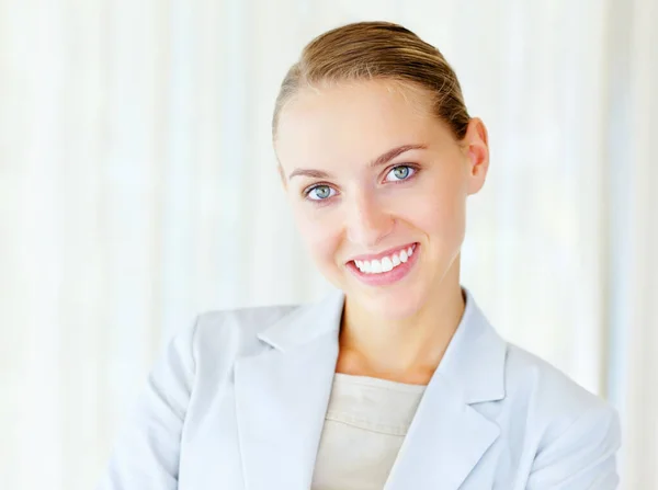 Portrait Smiling Young Business Woman Copyspace — Zdjęcie stockowe