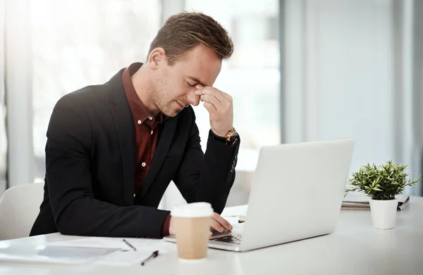 Jovem Empresário Olhando Estressado Enquanto Trabalhava Laptop Escritório — Fotografia de Stock