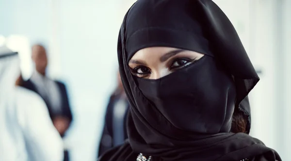 Cropped Portrait Attractive Young Arabic Businesswoman Standing Office Her Colleagues — Stockfoto