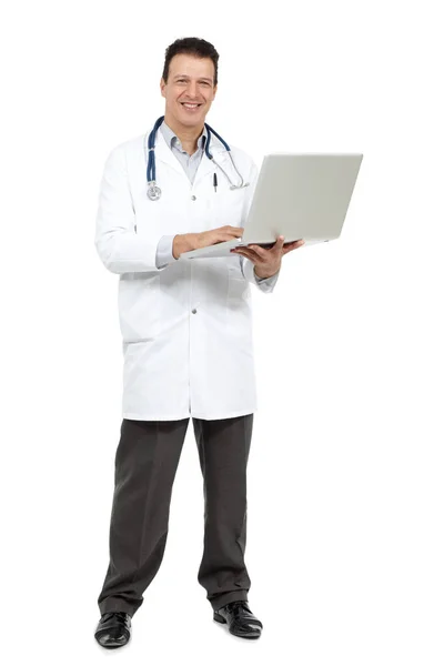 Студійний Знімок Усміхненого Лікаря Який Тримає Відкритий Ноутбук Ізольовано Білому — стокове фото